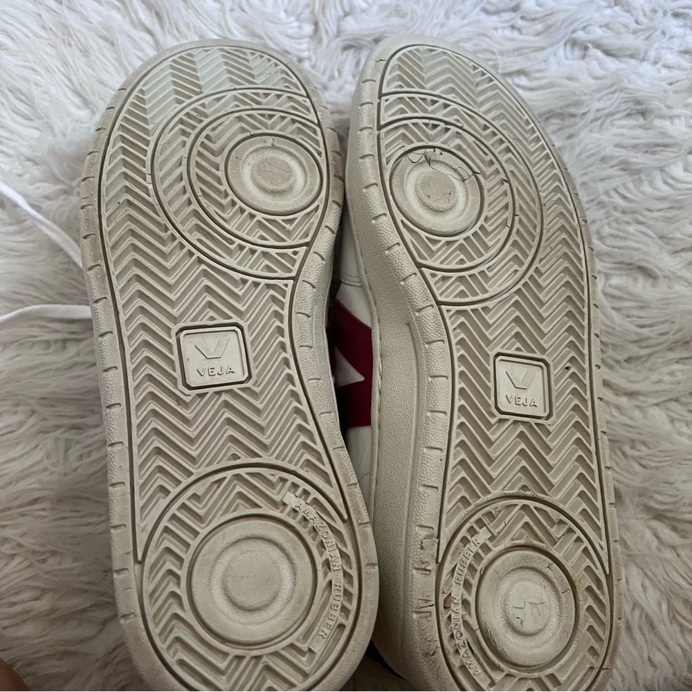 Veja V-10 Sneakers - Picture 8 of 9
